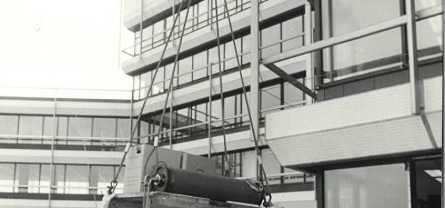 Schwarz-Weiß-Fotografie von einer Bautätigkeit auf dem Mannheimer Collini-Center.